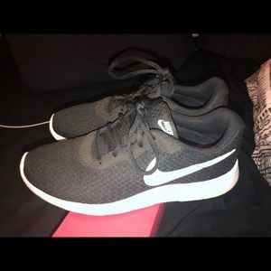 Women’s Size 9.5 Roshe Run